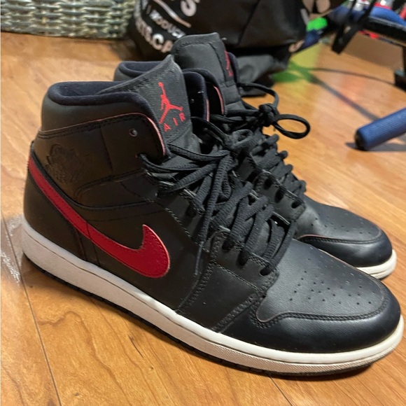 Jordan Black and Red Sneakers High-Top Leather - Picture 1 of 6
